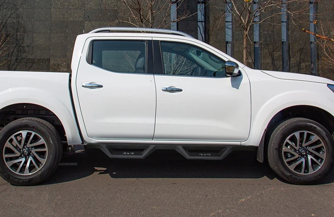 Nissan Navara side step