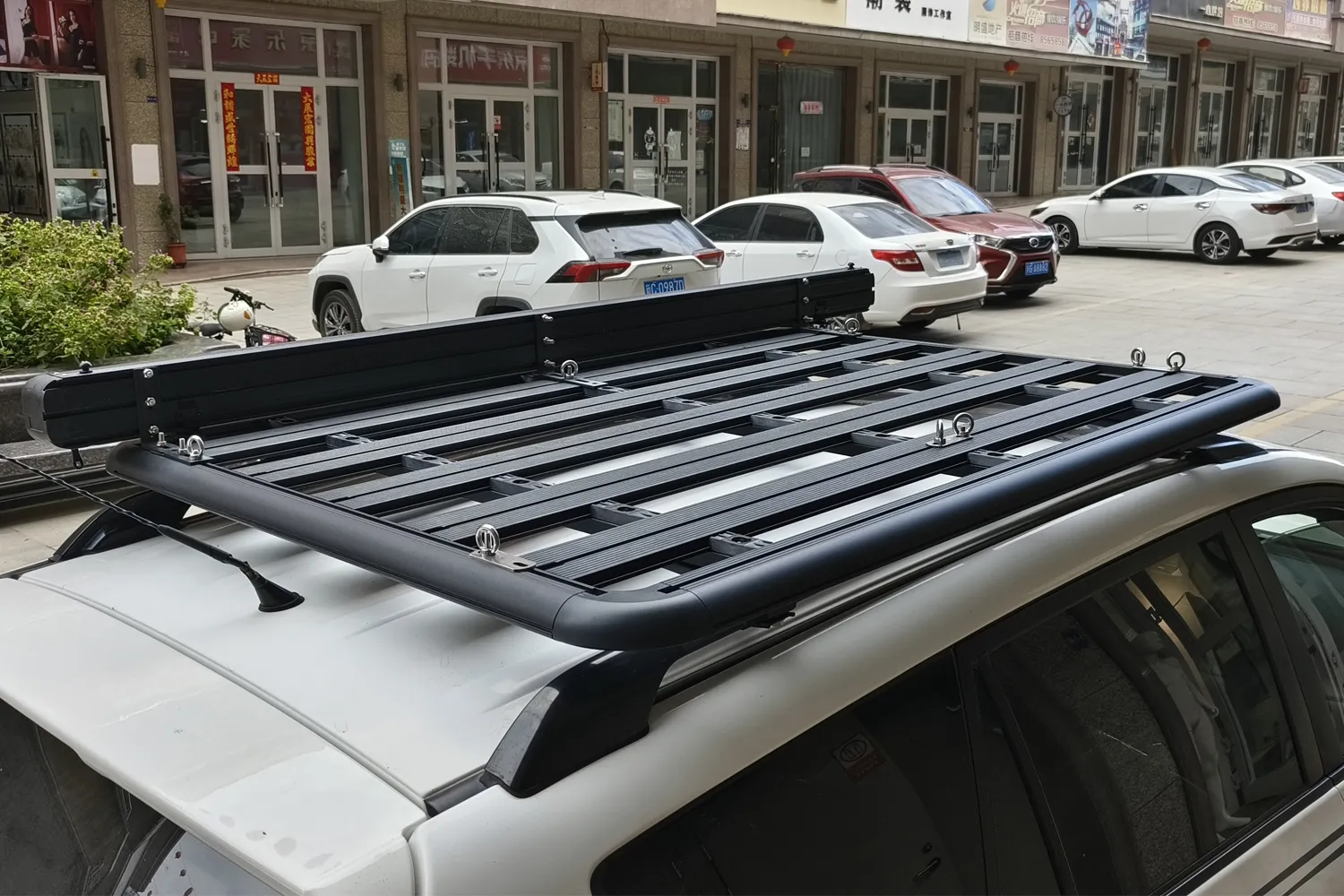Toyota RAV4 roof rack platform display