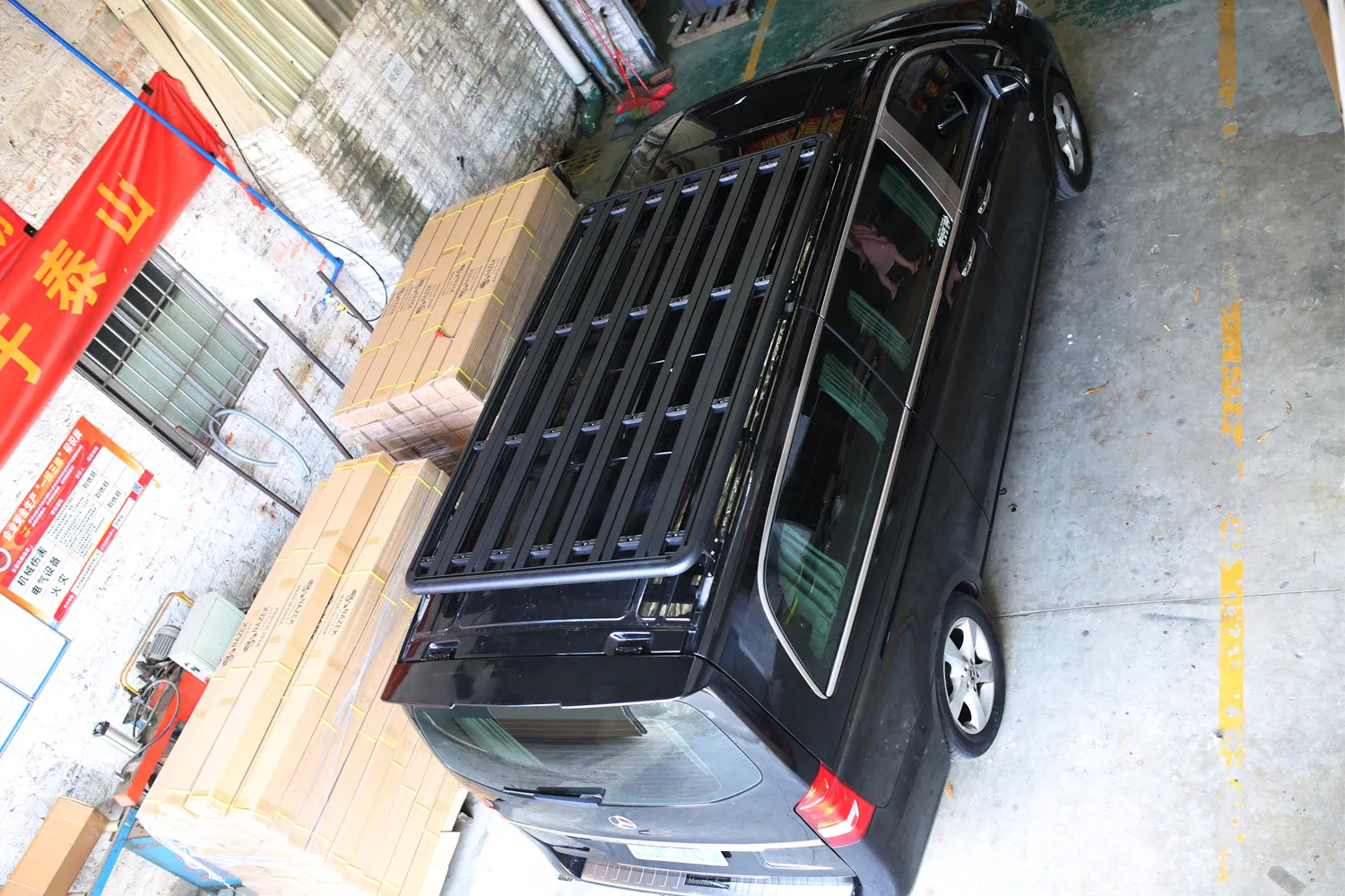 Mercedes-Benz V260 roof luggage rack platform top view