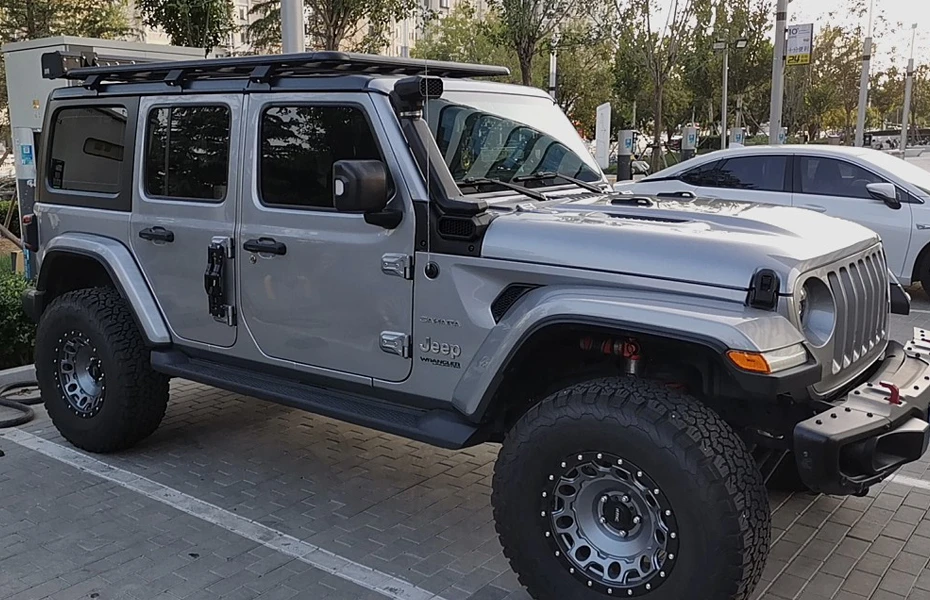 Side profile effect of the Jeep Wrangler roof rack platform