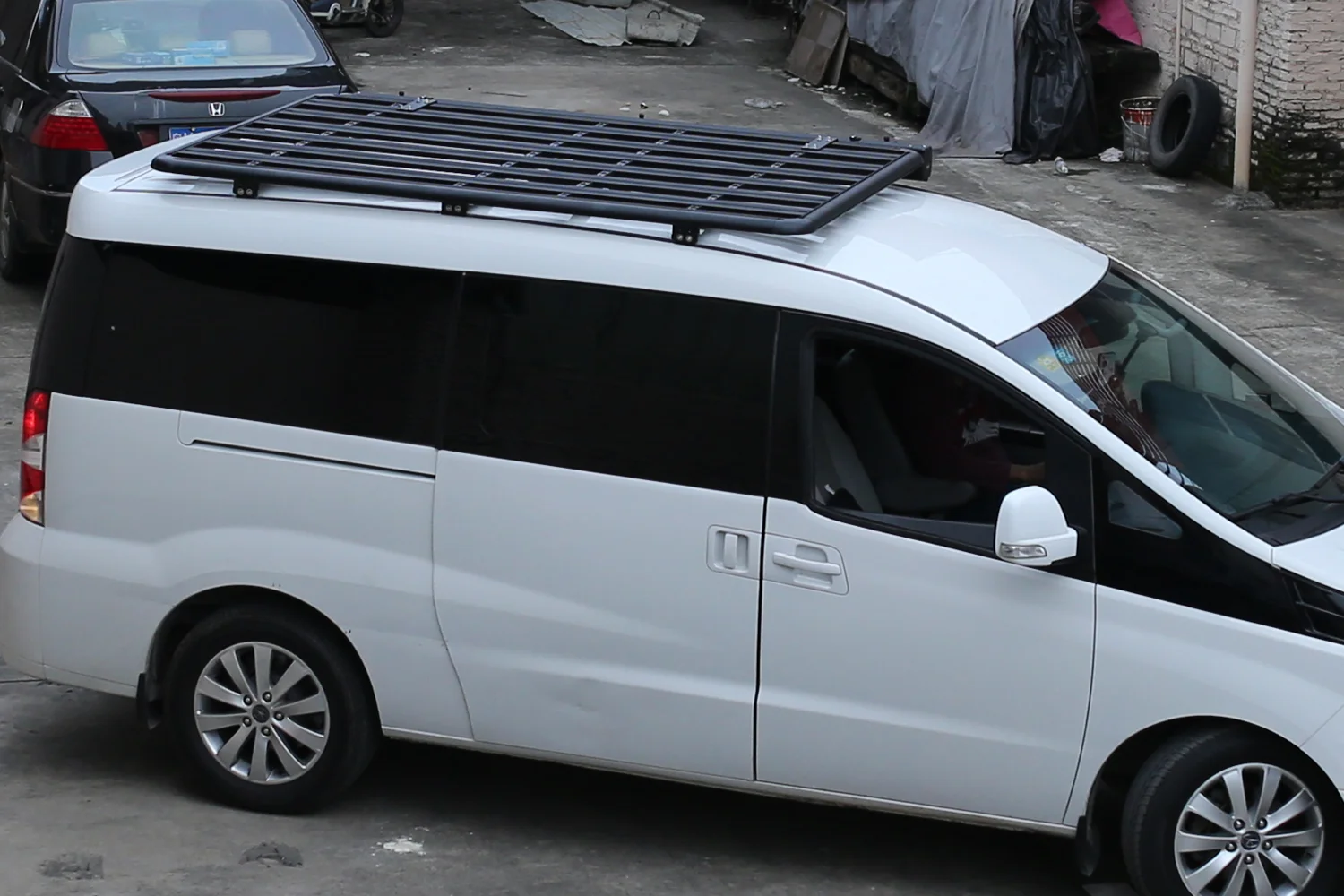 MPV car roof luggage rack side panorama