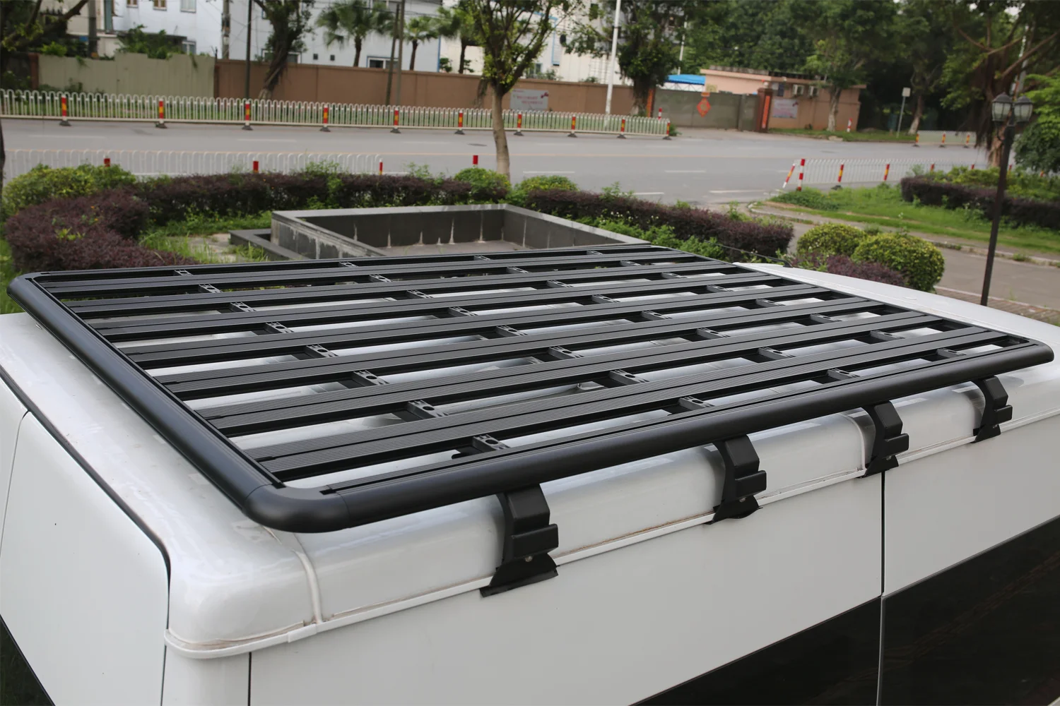 Rain gutters on the sides of the car roof, Figure 1