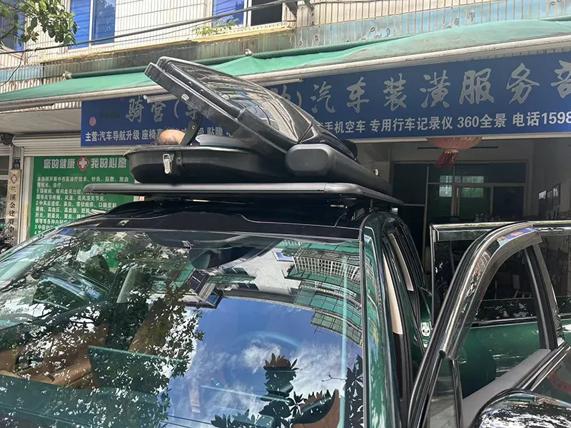 Installation of Audi Q5 roof box and pressurized water tank