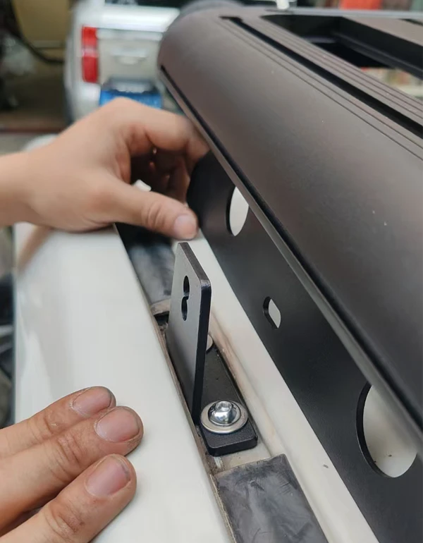 The installation method of the screw holes on the original car of the Land Cruiser