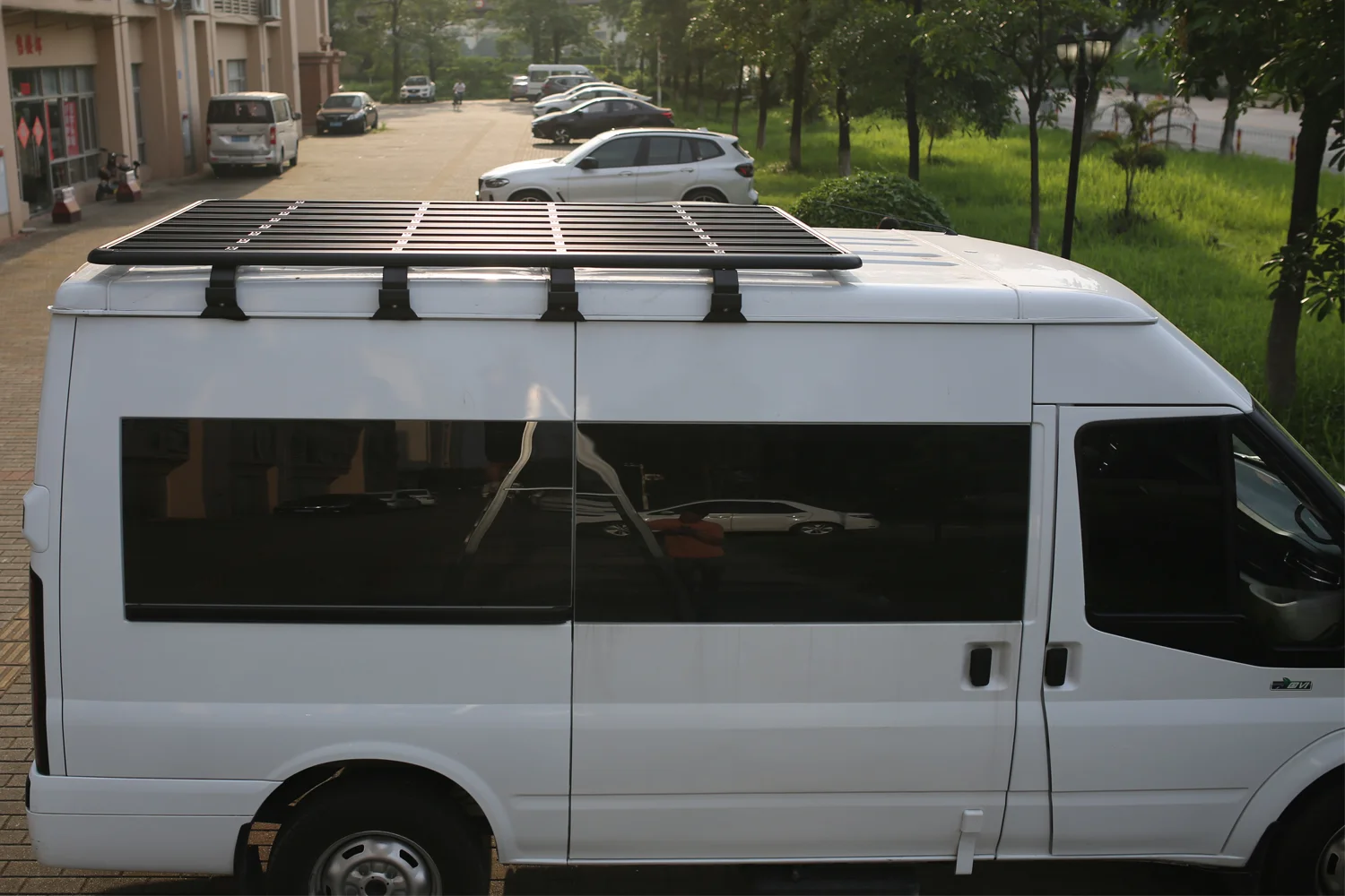 Rain gutters on the sides of the car roof, Figure 2