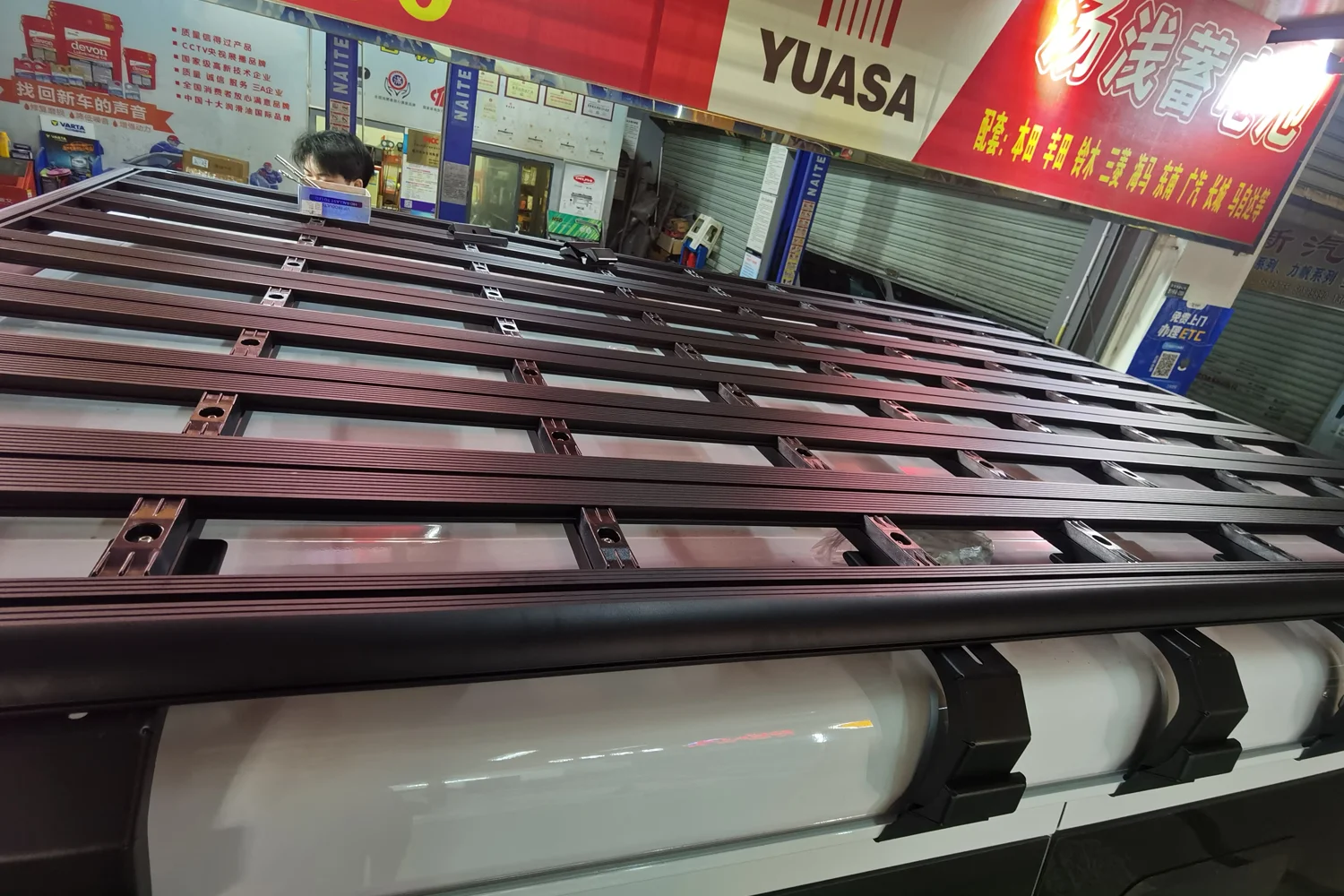 Rain gutters on the sides of the car roof, Figure 3