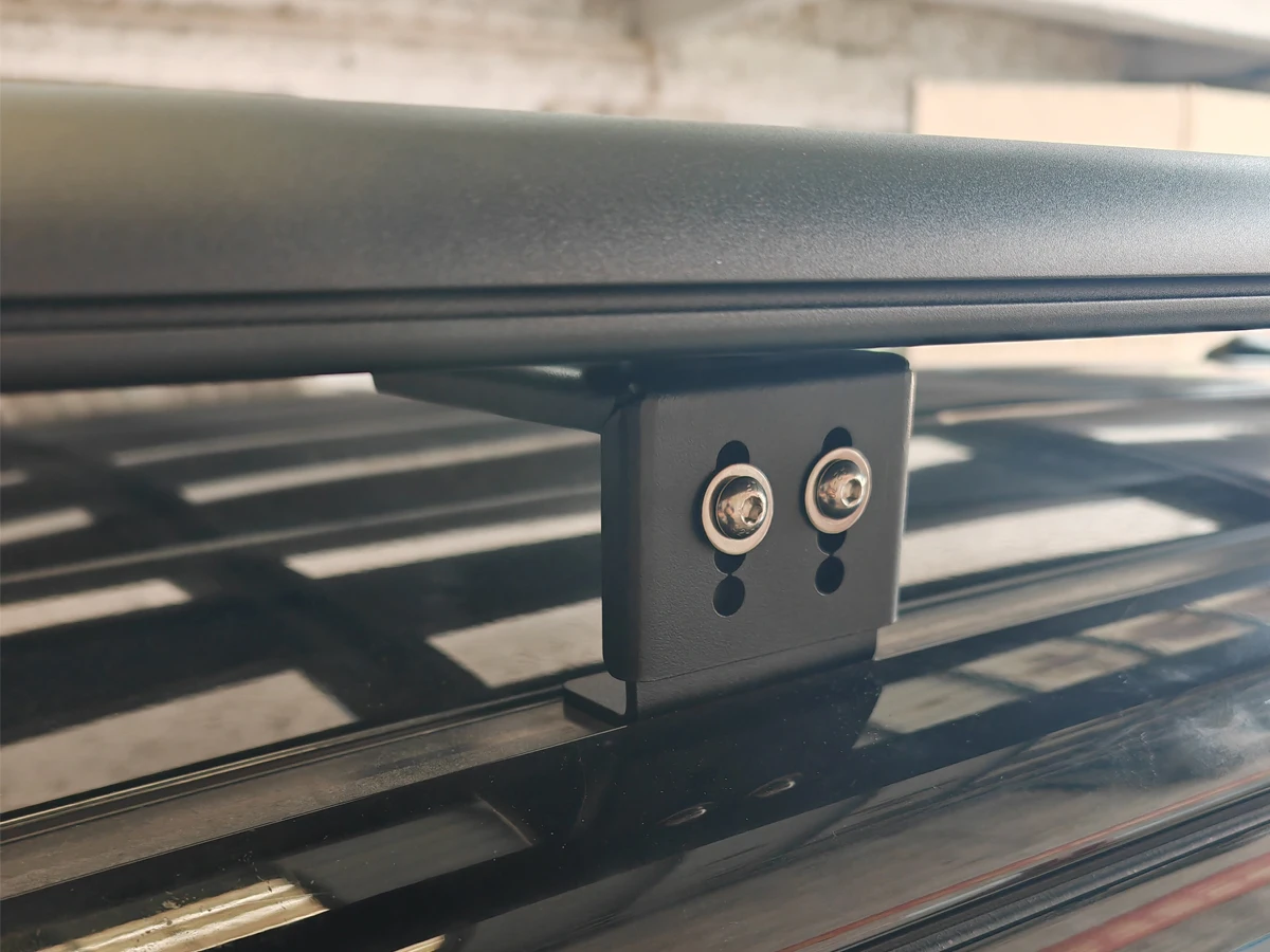 Details of the original car screw hole position or drilling installation of the city SUV
