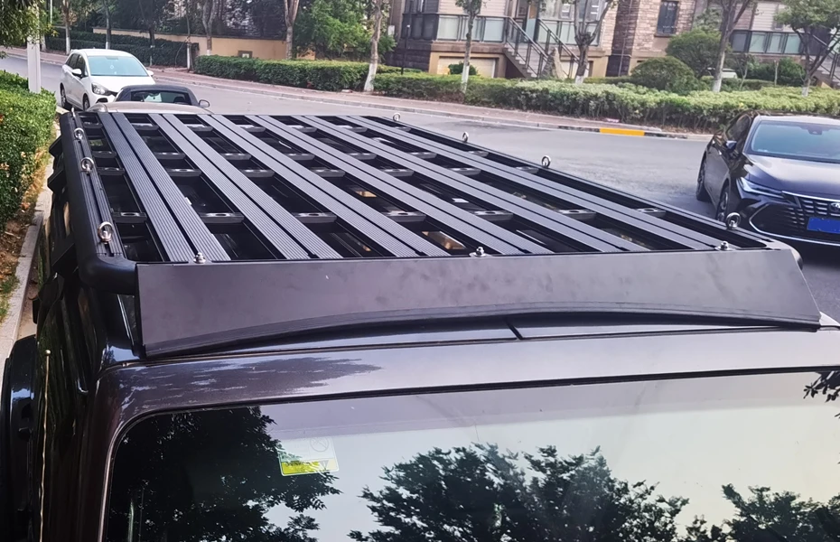 The bird's-eye view of the roof rack platform of the Jeep Wrangler